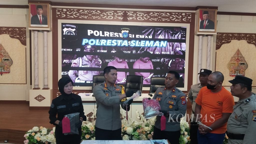 Kepala Polres Sleman Komisaris Besar Yuswanto Ardi (kedua dari kiri) menunjukkan barang bukti kasus percobaan pembunuhan, dalam jumpa pers di Polres Sleman, DI Yogyakarta, Jumat (2/2/2024).