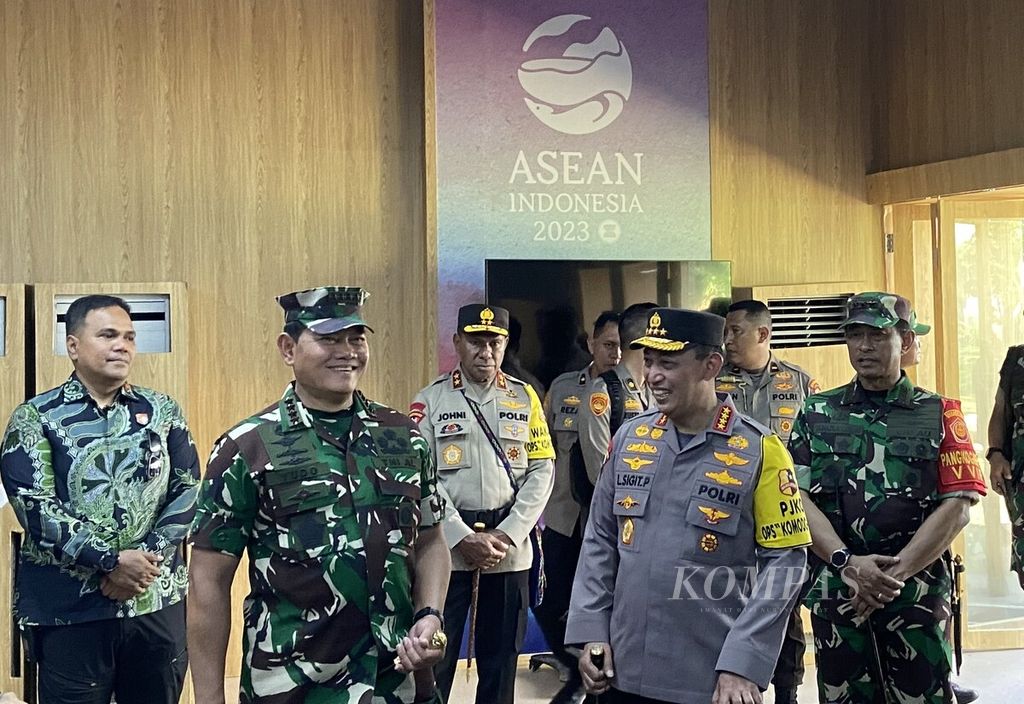 Panglima TNI Laksamana Yudo Margono (kedua dari kiri) dan Kepala Polri Jenderal (Pol) Listyo Sigit Prabowo memeriksa salah satu lokasi terkait penyelenggaraan Konferensi Tingkat Tinggi (KTT) Ke-42 ASEAN di Labuan Bajo, Manggarai Barat. Hampir 13.000 tentara dan polisi dikerahkan ke Labuan Bajo untuk pengamanan KTT.