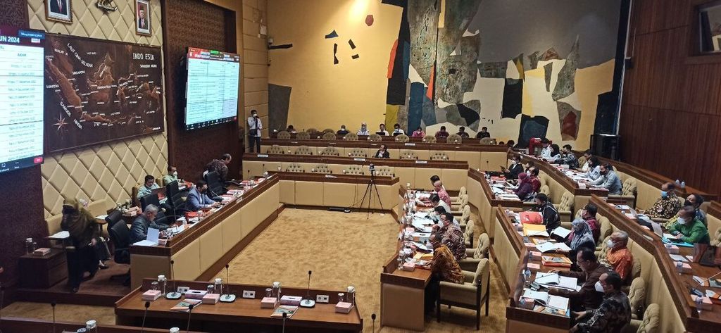 Rapat dengar pendapat antara Komisi Pemilihan Umum (KPU), Badan Pengawas Pemilu (Bawaslu), Dewan Kehormatan Penyelenggara Pemilu (DKPP), Kementerian Dalam Negeri, dan Komisi II DPR, Kamis (7/7/2022) di Senayan, Jakarta, untuk membahas Rancangan Peraturan KPU tentang Pendaftaran, Verifikasi, dan Penetapan Partai Politik Peserta Pemilu Anggota DPR dan DPRD.