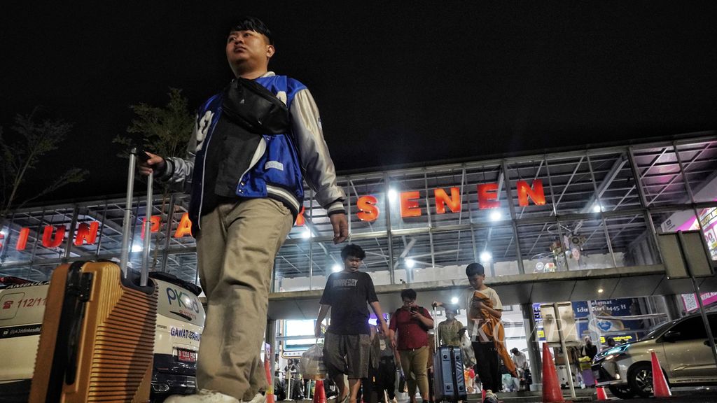 Sejumlah penumpang Kereta Api Bogowonto dari Yogyakarta turun di Stasiun Pasar Senen, Jakarta, setelah mudik Lebaran, Jumat (12/4/2024). Arus balik Lebaran 2024 mulai terlihat di Stasiun Pasar Senen pada H+3 Idul Fitri 1445 H. 
