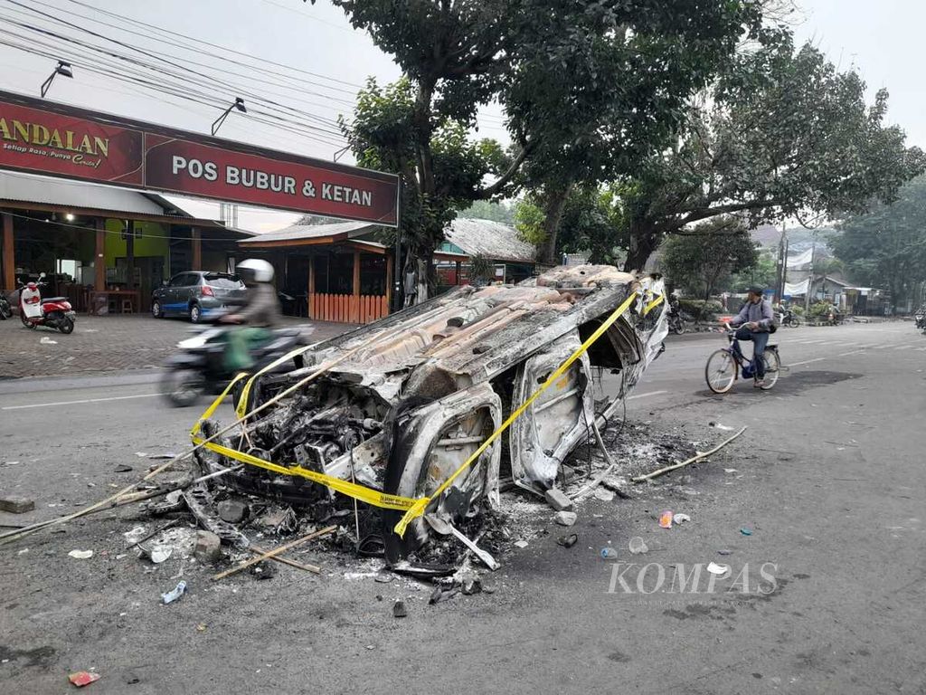 Bangkai mobil yang hangus terbakar dalam peristiwa kerusuhan di Stadion Kanjuruan, Kabupaten Malang, Jawa Timur, seusai laga Arema FC melawan Persebaya, 2 Oktober 2022.