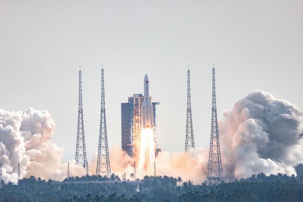 Roket peluncur Long March-5B Y4 membawa modul Mengtian untuk dipasang di stasiun luar angkasa China, Tiangong, meluncur dari Bandar Antariksa Wenchang, Provinsi Hainan, 31 Oktober 2022. Bekas roket peluncur ini akhirnya masuk kembali ke atmosfer bumi pada Jumat (4/11/2022) pukul 17.01 WIB di atas Samudra Pasifik bagian selatan.