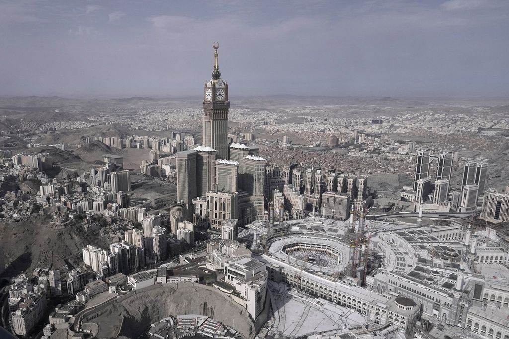 Pemandangan dari udara menunjukkan menara jam di atas Masjidil Haram (kanan tengah), di Mekkah, Arab Saudi, Jumat (30/6/2023). 