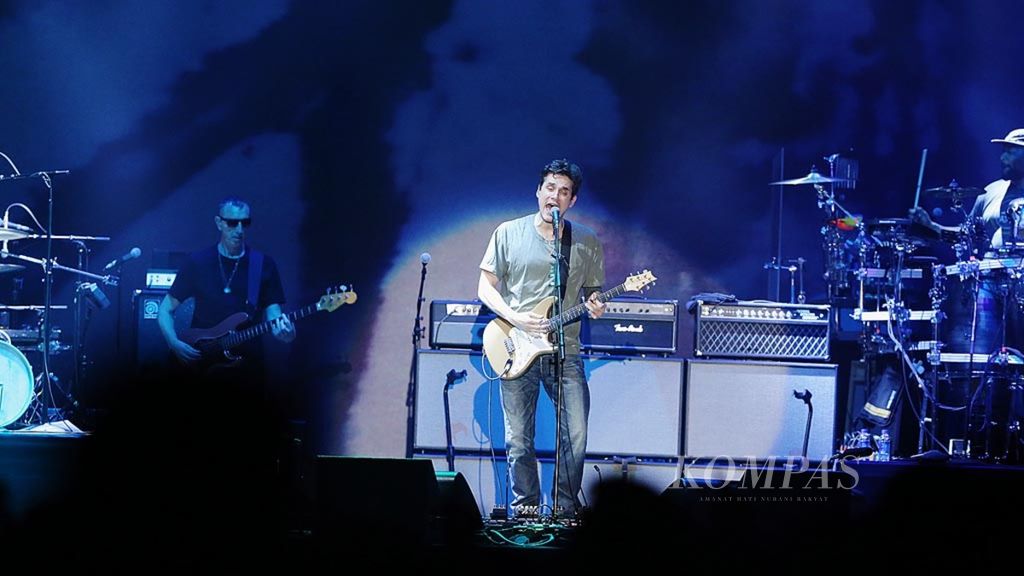 Penyanyi pop asal Amerika Serikat, John Mayer, tampil dalam konser di Indonesia Convention Exhibition (ICE) BSD, Tangerang Selatan, Jumat (5/4/2019).