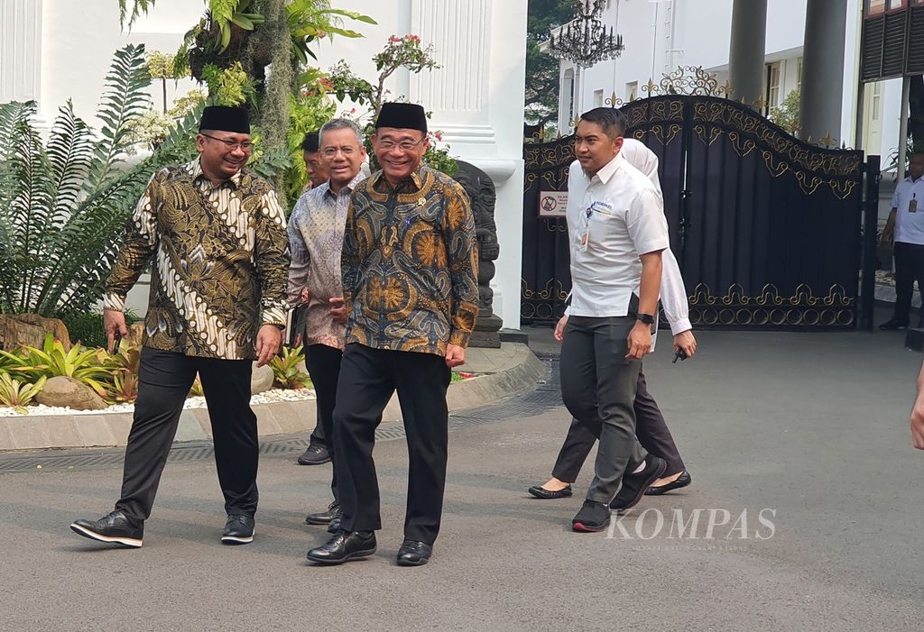 Para menteri meninggalkan kompleks Istana Kepresidenan, Jakarta, seusai mengikuti rapat terbatas terkait evaluasi mudik yang dipimpin Presiden Joko Widodo di Istana Merdeka, Jakarta, Senin (6/5/2024).