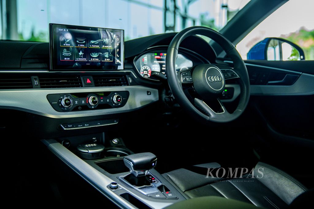 Kabin kemudi Audi A5 Sportback 40 TFSI S-Line. Perhatikan tuas tuas putar pada panel pengatur AC. Foto diambil di area Indonesia Convention Exhibition (ICE) BSD City, Tangerang, Banten, Kamis (09/6/2022). 