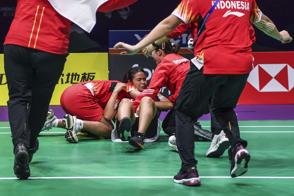 Tim bulu tangkis putri Indonesia merayakan kemenangan seusai mengalahkan Korea Selatan, 3-2, dalam babak semifinal Piala Uber 2024 di Chengdu Hi Tech Zone Sports Center Gymnasium, Chengdu, China, Sabtu (4/5/2024). Indonesia melaju ke final dan akan bertemu dengan China.
