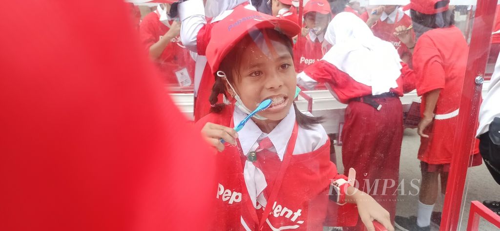 Bela (9) pelajar SDN Cipete Utara 15 Pagi mempraktikan gerakan sikat gigi dalam acara peresmian Bulan Kesehatan Gigi Nasional 2022 di Kawasan Gelora Bung Karno di Jakarta, Senin (12/9/2022). 