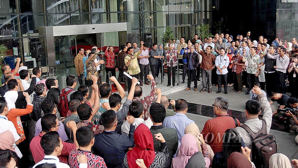 Ratusan pegawai Komisi Pemberantasan Korupsi (KPK) yang tergabung dalam Wadah Pegawai KPK melakukan aksi solidaritas dengan membacakan doa untuk kesembuhan Novel Baswedan di depan gedung KPK Jakarta, Kamis (13/4). Aksi ini dilakukan sebagai bentuk dukungan moral kepada Novel yang tengah menjalani perawatan di Singapura.