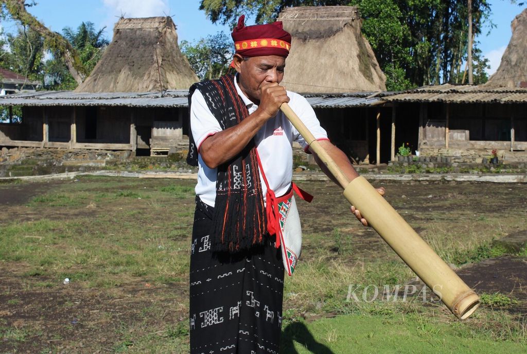 Marselus Selu (64) meniup foy doa, bombardom, alat musik tradisional Ngada yang terbuat dari bambu, di Kampung Adat Wogo, Desa Ratogesa, Kecamatan Golewa, Kabupaten Ngada, Nusa Tenggara Timur, Rabu (22/6/2022).