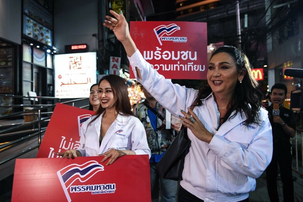 Para pengurus partai politik Thailand berkampanye di Bangkok, Thailand, Rabu (13/2/2019) malam. Thailand menggelar pemilu pada 24 Maret 2019