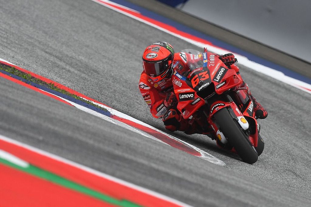 Pebalap tim Ducati Francesco Bagnaia memacu motornya dalam MotoGP seri Austria di Sirkuit Redbull Ring, Spielberg, Minggu (21/8/2022). Bagnaia menjadi pemenang pada balapan itu. 