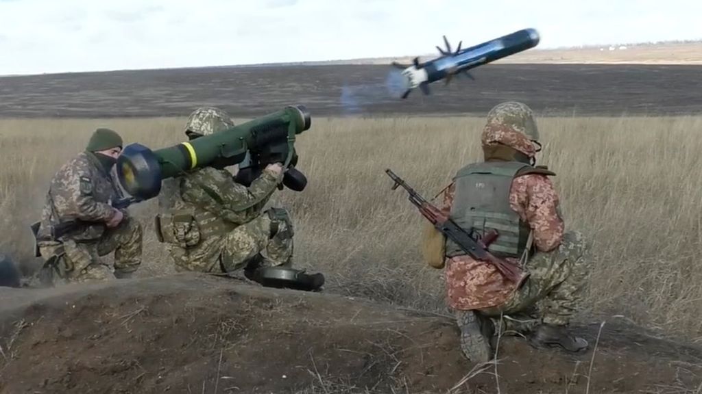 Dalam foto dari Layanan Pers Pertahanan Ukraina ini terlihat tentara Ukraina menggunakan rudal Javelin buatan Amerika Serikat saat berlatih di Donetsk, Ukraina, 12 Januari 2022.  