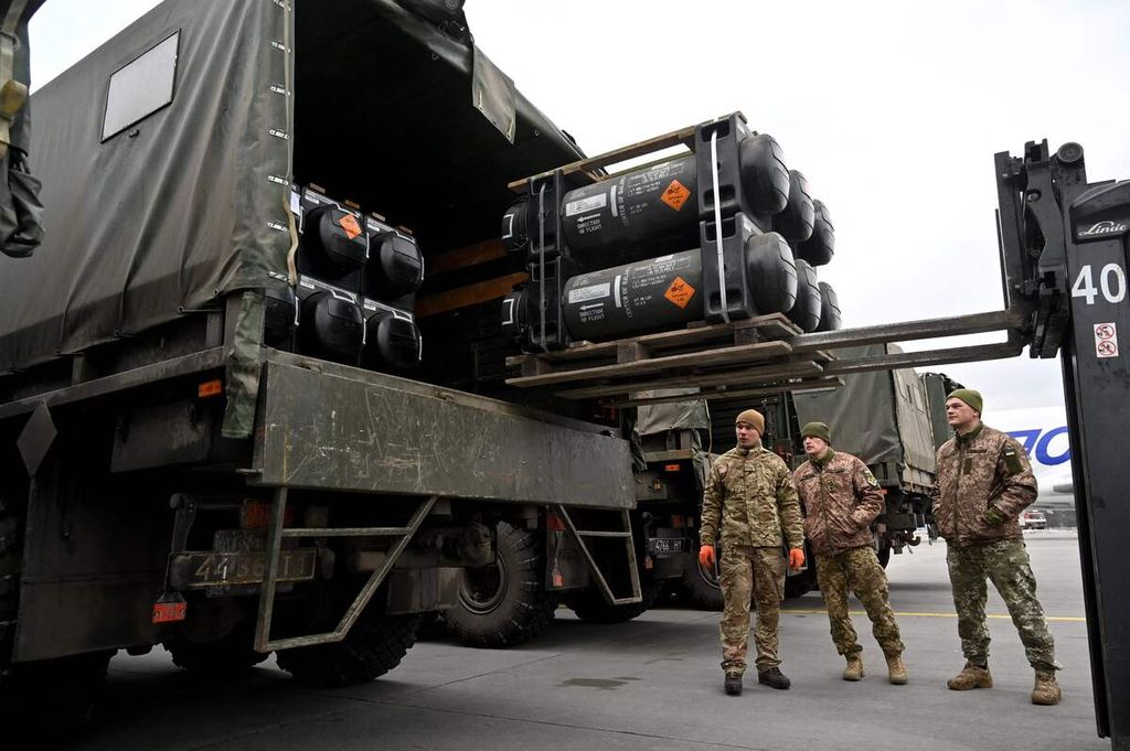 Tentara Ukraina mengawasi pengangkutan FGM-148 Javelin ke dalam truk di Bandara Boryspil, Kiev, Ukraina, 11 Februari 2022. Javelin adalah misil antitank portabel buatan Amerika Serikat. 