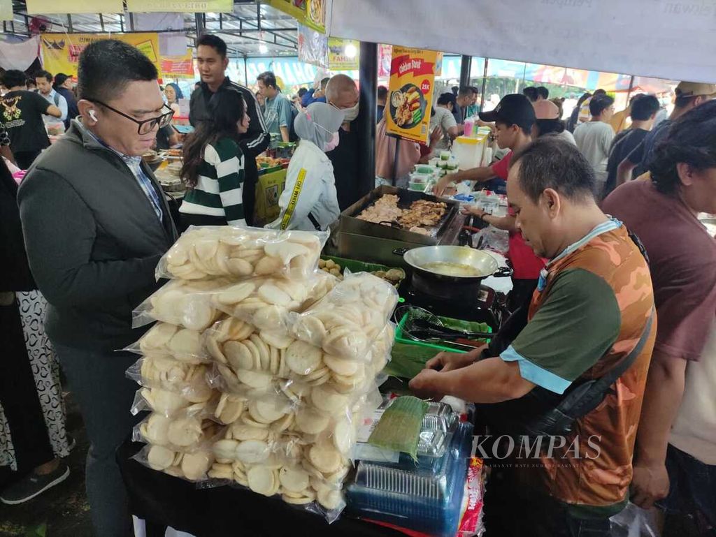 Pedagang melayani pengunjung Bazaar Takjil Ramadhan Benhil di Jakarta, Senin (1/4/2024).