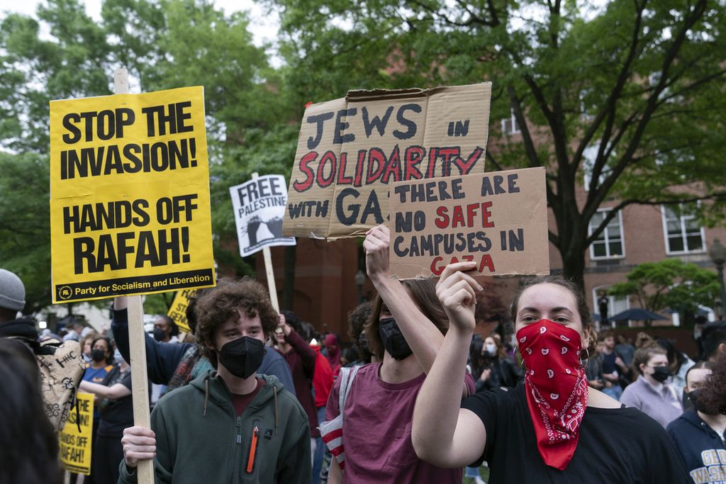 Unjuk rasa menolak Perang Gaza di George Washington University di Washington, Amerika Serikat, Kamis (25/4/2024).