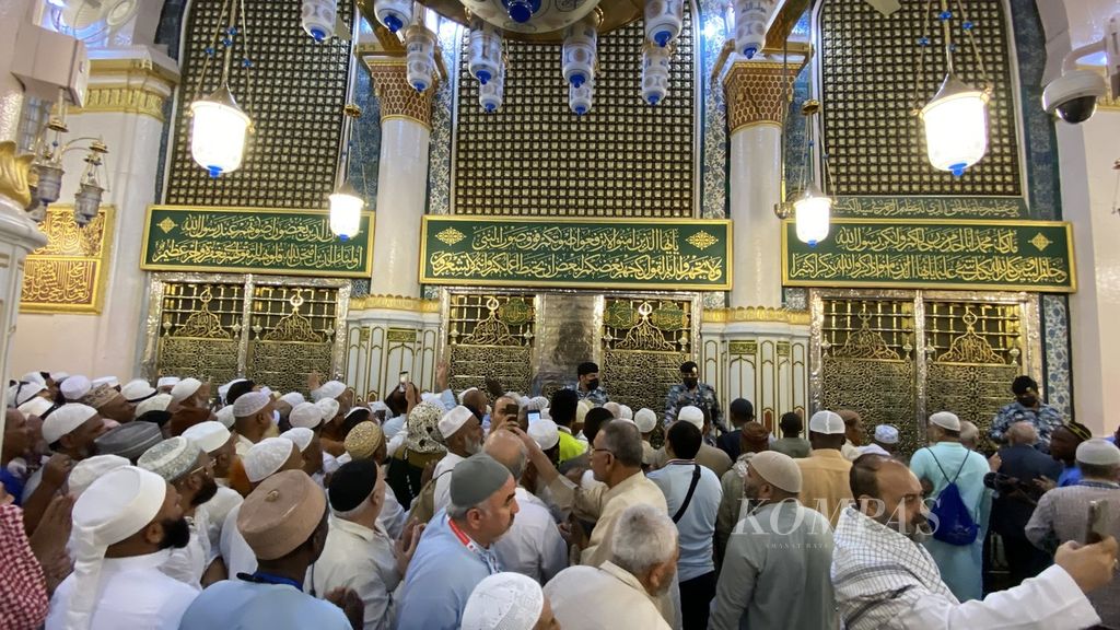 Jemaah ziarah ke makam Nabi Muhammad sembari menunggu puncak haji di Masjid Nabawi, Madinah, Arab Saudi, Kamis (15/6/2023).