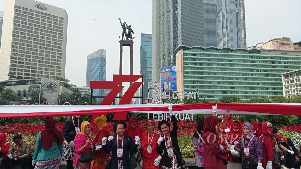 Suasana Kirab Merah Putih untuk menciptakan kesatuan Indonesia yang harmoni yang diikuti masyarakat umum, pelajar, organisasi masyarakat, tokoh masyarakat, pemuka agama, dan instansi pemerintah dengan pembentangan bendera Merah Putih sepanjang 1,7 kilometer dari Monumen Nasional (Monas) ke Bundaran Hotel Indonesia, Jakarta, Minggu (28/8/2022).