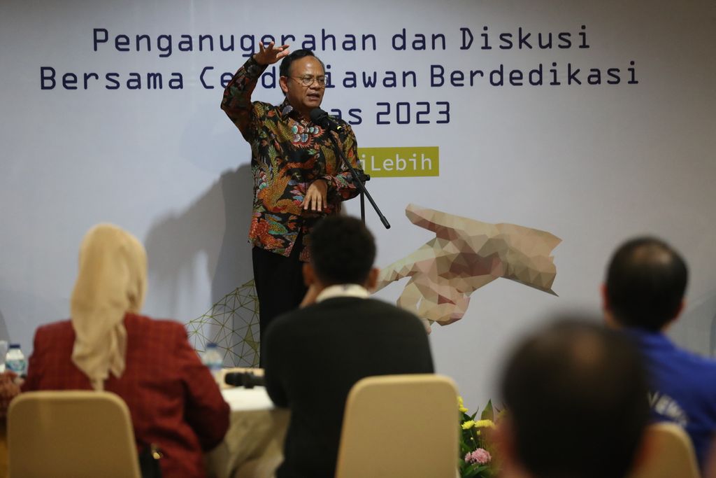 Rektor Universitas Islam Internasional Indonesia (UIII) Komaruddin Hidayat menyampaikan sambutan dalam acara penganugerahan Cendekiawan Berdedikasi <i>Kompas </i>2023 di Gedung Kompas Gramedia, Jakarta, Rabu (28/6/2023). 