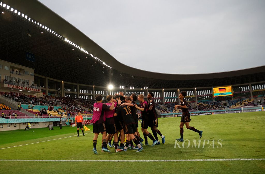 Pemain Jerman merayakan keberhasilan lolos ke final Piala Dunia U-17 2023 usai mengalahkan Argentina lewat adu penalti di Stadion Manahan, Kota Surakarta, Jateng, Selasa (28/11/2023).