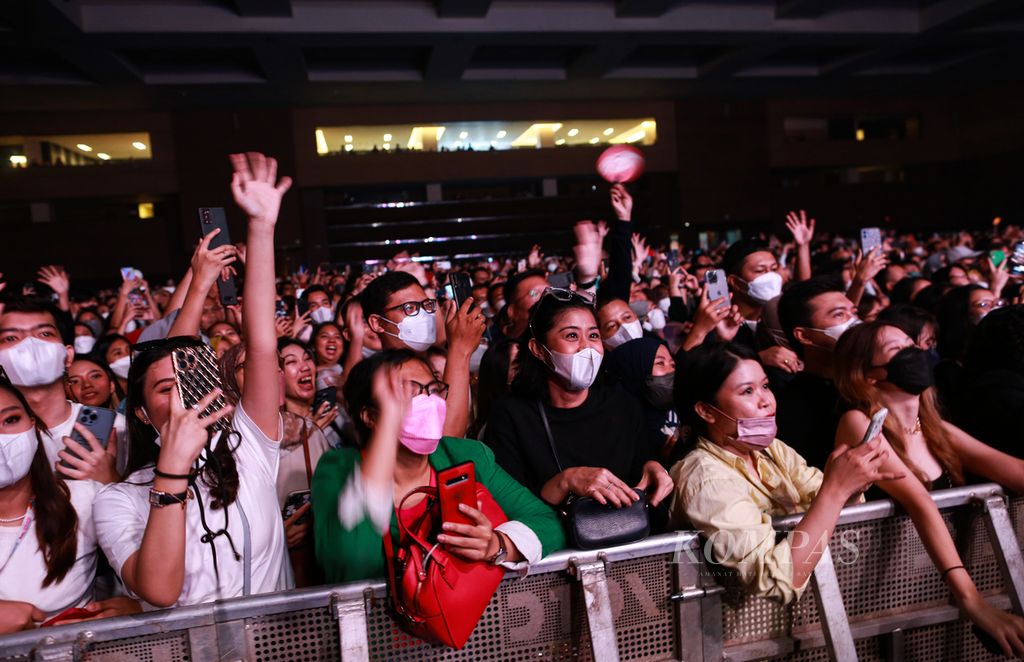 Penonton saat menyaksikan grup musik Kahitna dalam Jakarta International BNI Java Jazz Festival XVII di Jakarta International Expo Kemayoran, Jakarta Pusat, Minggu (29/5/2022) malam.