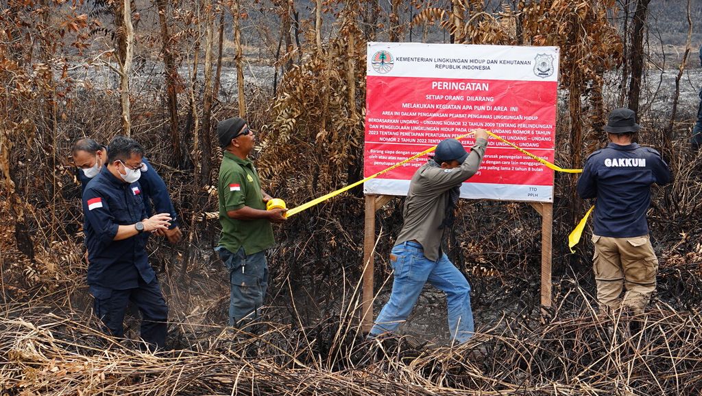 Tim Penegakan Hukum Kementerian Lingkungan Hidup dan Kehutanan (Gakkum KLHK) melakukan penyegelan di area hutan dan lahan yang terbakar di wilayah Kabupaten Ogan Komering Ilir, Sumatera Selatan, Rabu (4/10/2023). Foto : Dokumentasi Humas KLHK 
