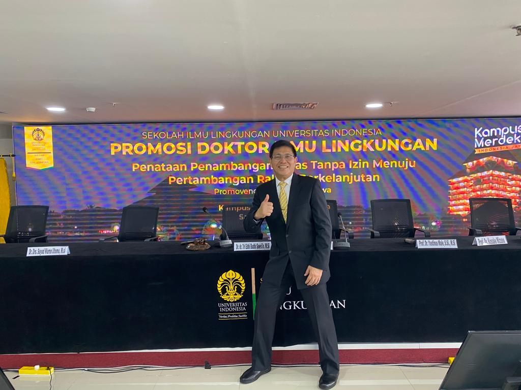 Inspektur Jenderal (Purn) Royke Lumowa seusai mengikuti sidang promosi doktor di Universitas Indonesia pada 31 Desember 2022.