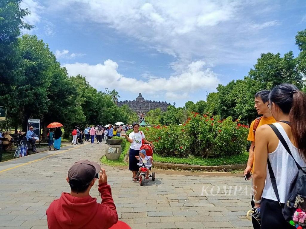 A number of visitors took pictures at the Borobudur Temple Tourism Park complex, some time ago.