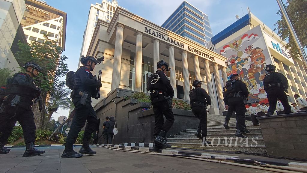 Aparat kepolisian melakukan pengamanan di Gedung Mahkamah Konstitusi, Jakarta, jelang pembacaan putusan perselisihan hasil pemilihan umum Pilpres 2024, Senin (22/4/2024). 