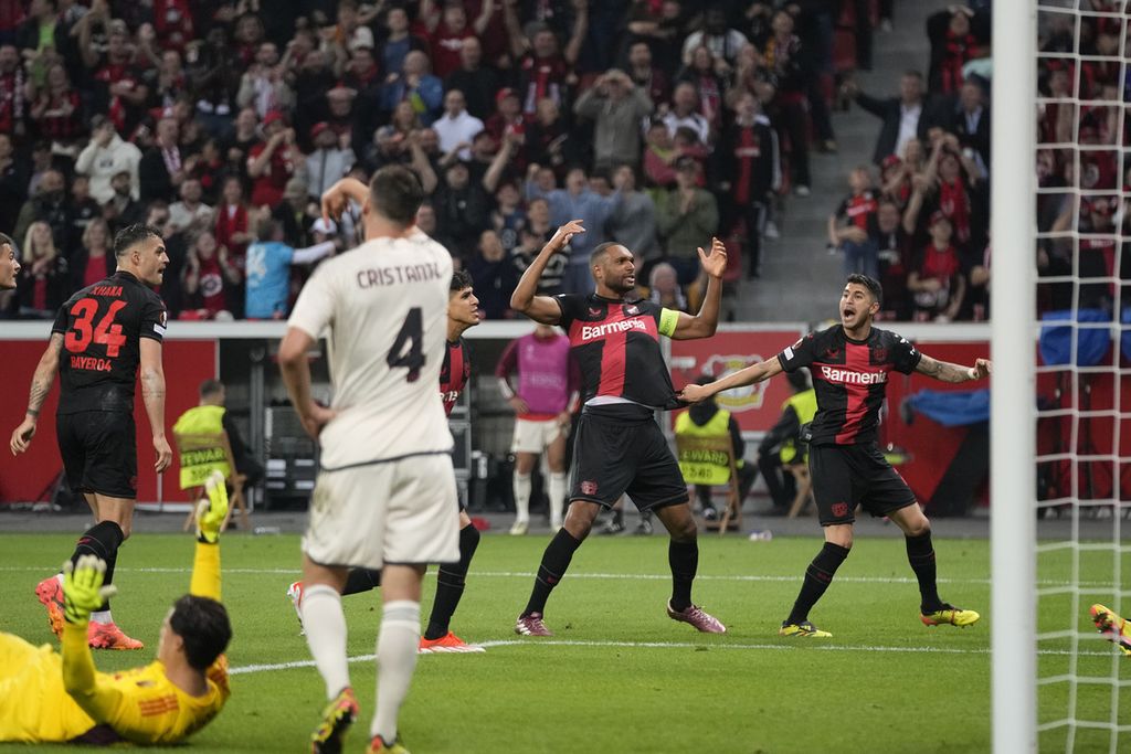 The celebration of Bayer Leverkusen players after AS Roma player Gianluca Mancini scored an own goal in the second semi-final match of the Europa League between Bayer Leverkusen and AS Roma at BayArena Stadium in Leverkusen, Germany, early morning on Friday (10/5/2024) West Indonesia Time.