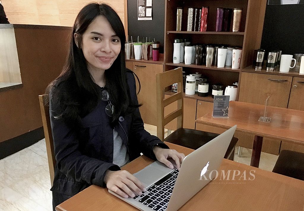 Olga Elisa (25) menjalani pekerjaannya sebagai pekerja lepas setelah selesai bekerja di sebuah perusahaan <i>digital agency</i> di sebuah kafe di Jakarta Pusat, Rabu (23/3/2016). 
