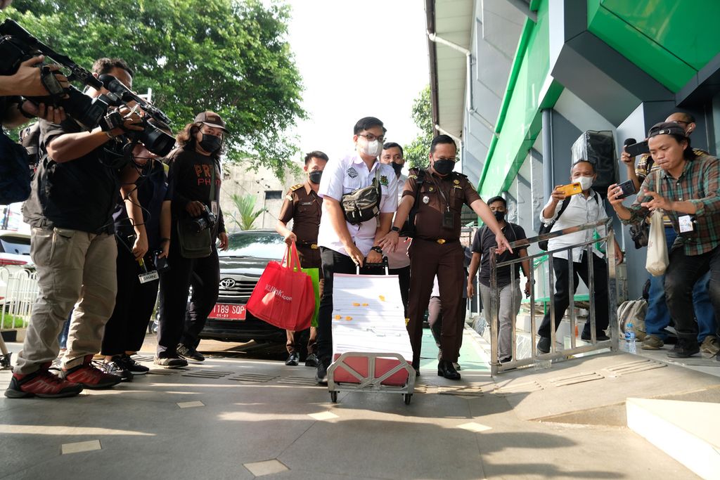 Petugas Kejaksaan Negeri Jakarta Selatan membawa berkas terkait dengan kasus pembunuhan Brigadir Nofriansyah Yosua Hutabarat atau Brigadir J di Kompleks Pengadilan Negeri Jakarta Selatan, Senin (10/10/2022). 