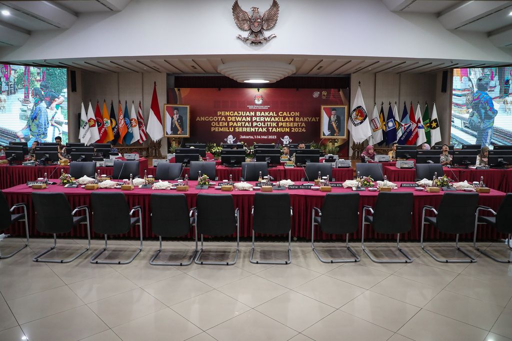 Suasana ruangan pengajuan bakal calon anggota DPR di kantor KPU, Jakarta, Jumat (5/5/2023). 