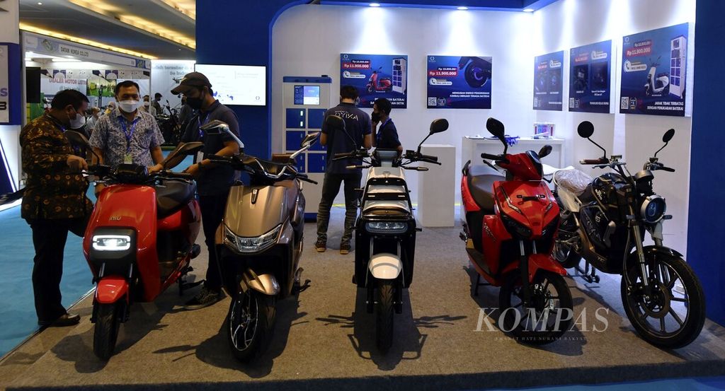 Beragam model sepeda motor listrik dipamerkan dalam pameran kendaraan listrik Periklindo Electric Vehicle Show (PEVS) di JI Expo Kemayoran, Jakarta, Jumat (22/7/2022). 