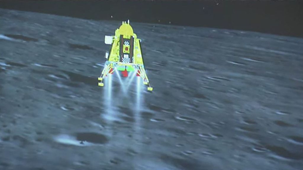 Tangkapan layar yang diambil dari siarang langsung Organisasi Riset Antariksa India (ISRO) tentang penggambaran pendaratan wahana pendarat Vikram dalam misi Chandrayaan-3 pada Rabu (23/8/2023). Kesuksesan pendaratan ini menjadikan India negara pertama yang berhasil mendaratkan teknologinya di kutub selatan Bulan.