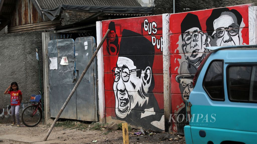 Mural Gus Dur atau KH Abdurrahman Wahid menghiasi tembok di Jalan Halim Perdana Kusuma, Benda, Kota Tangerang, Banten, Minggu (26/4/2020). 