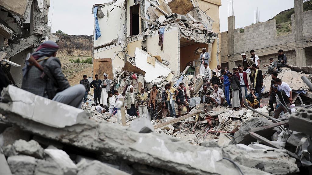 Warga Sana\'a  memeriksa puing-puing rumah yang hancur akibat serangan udara koalisi yang dipimpin Saudi di Sana\'a, Yaman. Serangan yang terjadi pada  Jumat (25/8) itu menewaskan 14 warga sipil, termasuk perempuan dan anak-anak.