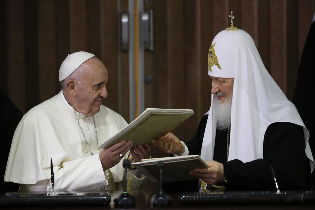 Paus Fransiskus (kiri) dan Patriakh Gereja Ortodoks asal Rusia Kirill saling menukar dokumen deklarasi tentang kesatuan agama di Havana, Kuba, 12 Februari 2016. (AP Photo/Gregorio Borgia, Pool)