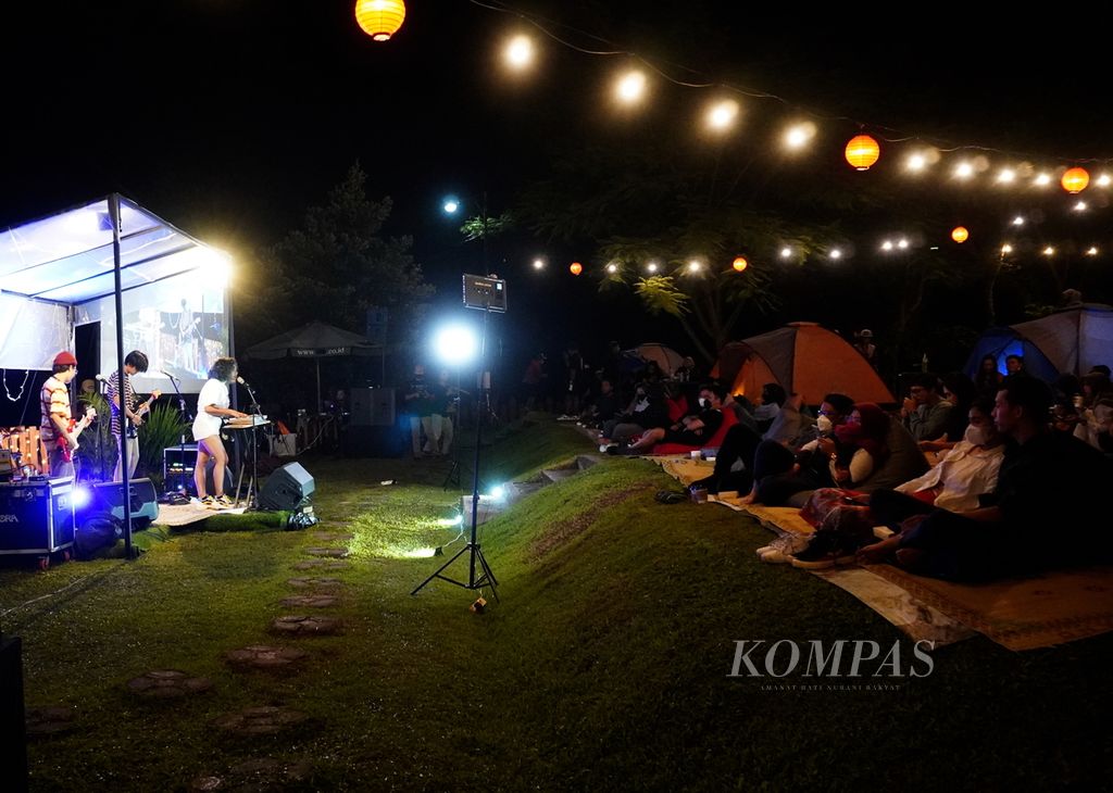 Salah satu grup musik, RA Bersinar tampil di hadapan penonton intimate concert di Barbeque Camp Kampoeng Kopi Banaran, Kecamatan Bawen, Kabupaten Semarang, Jumat (4/3/2022) malam.