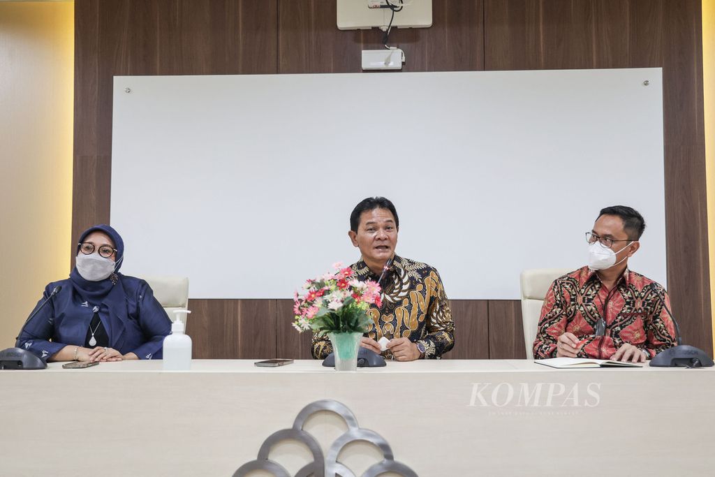 Ketua Dewan Kehormatan Penyelenggara Pemilu (DKPP) Heddy Lugito (tengah) didampingi anggota DKPP Muhammad Tio Aliansyah (kanan) dan Ratna Dewi Pettalolo memberikan keterangan kepada wartawan seusai bertemu Menteri Hukum dan Hak Asasi Manusia (Menkumham) Yasonna H Laoly di Gedung Kemenkumham, Jakarta, Selasa (11/10/2022). 