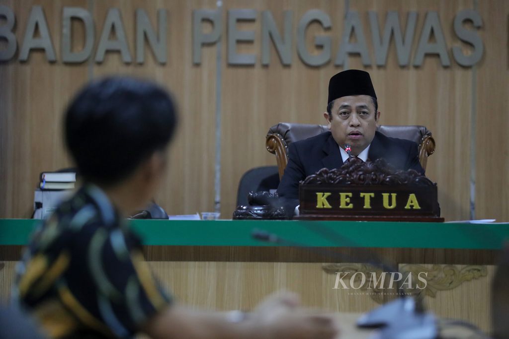 Ketua Majelis Pemeriksa Badan Pengawas Pemilu (Bawaslu) Puadi membacakan putusan atas terlapor Komisi Pemilihan Umum Kalimantan Timur terkait dugaan pelanggaran administrasi di Ruang Sidang Bawaslu, Jakarta, Rabu (5/7/2023). 