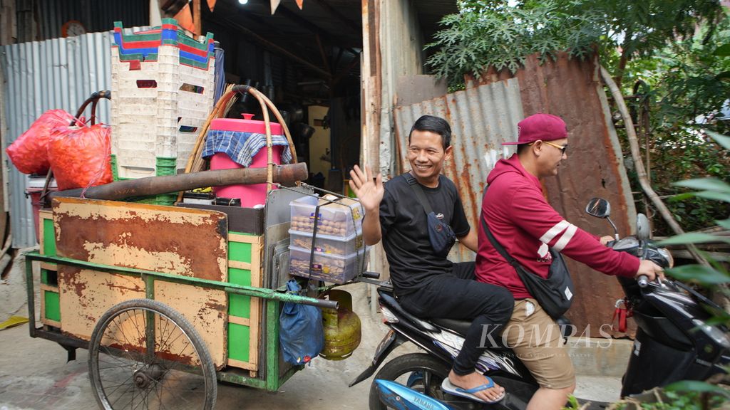  Ndey (kanan) dan Bogel membawa gule tikungan alias gultik menggunakan gerobak yang ditarik sepeda motor dari rumah kontrakan Agus Budi Gultik (ABG) di Kelurahan Kebayoran Lama Selatan, Jakarta Selatan, Jumat (3/11/2023). Agus Budi Gultik (ABG) adalah generasi ketiga yang mewarisi tradisi kuliner gule dari Bapak Agus asal Sukoharjo, Jawa Tengah. ABG menjual gule di kawasan Blok M. Sebanyak 700-900 porsi gultik terjual pada hari Sabtu malam dan Minggu malam. 