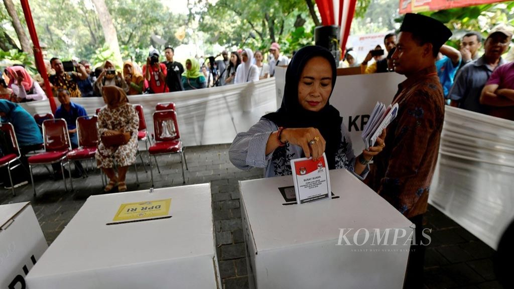Pemilih memberikan hak suaranya saat simulasi pemungutan suara dan penghitungan suara di Taman Surapati, Jakarta, Rabu (10/4/2019). Simulasi pemilu dilakukan untuk mengukur kesiapan pelaksanaan pemilu serentak, terutama bagi Kelompok Penyelenggara Pemungutan Suara (KPPS) yang akan bertugas di tiap-tiap TPS.