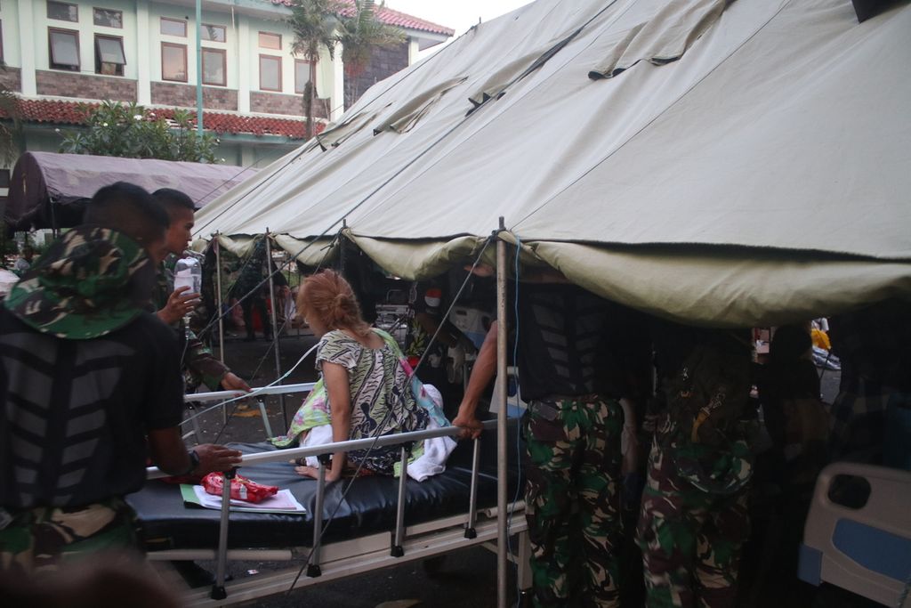 Sejumlah pasien terdampak gempa diungsikan di tenda-teda darurat di halaman Rumah Sakit Umum Daerah Sayang, Cianjur, Jawa Barat, Senin (21/11/2022).