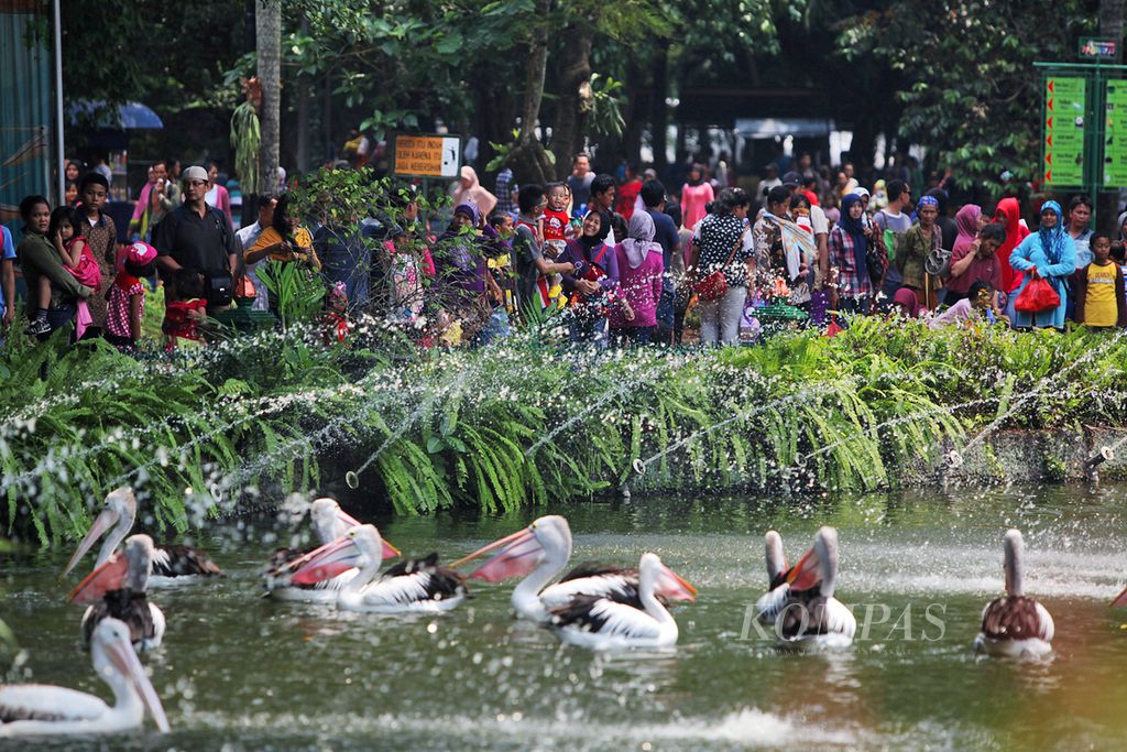 Pengunjung memadati lokasi wisata Taman Margasatwa Ragunan, Jakarta Selatan, Kamis (25/12/2014).