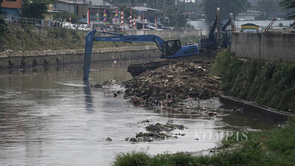 Alat berat mengeruk endapan lumpur Sungai Ciliwung di Kampung Melayu, Jakarta Timur, Minggu (9/8/2020). Sedimentasi tersebut akibat kerusakan lingkungan di daerah aliran sungai dan timbunan sampah yang mengendap di dasar Sungai Ciliwung.
