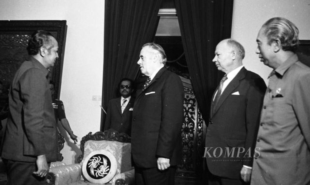 Wakil Menlu Uni sovyet N.P. Firyubin menemui Presiden Soeharto di Istana Merdeka kari Kamis turut hadir pula Dubes Koutsnesov dan Menlu Adam Malik dan Mensesneg Soedhamono (7/3/1974).