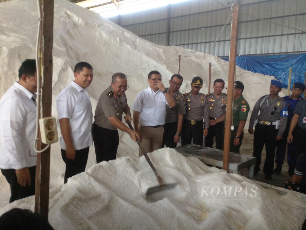 Kepala Satuan Tugas Penanganan Pangan Setyo Wasisto saat mengecek garam impor di gudang PT Garam di Jalan Kapten Darmo Sugondo Gresik, Jawa Timur, Rabu (7/6/2017).