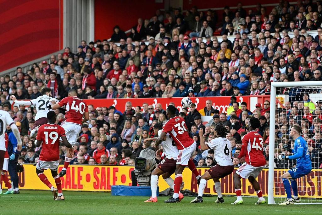 Pemain Manchester City, Josko Gvardiol (kiri/24), menyundul bola untuk mencetak gol ke gawang Nottingham Forest pada laga Liga Inggris di Stadion The City Ground, Nottingham, Minggu (28/4/2024). City menang 2-0 pada laga itu