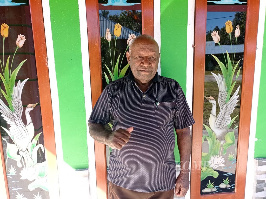 Melkianus Duwit (77) dijumpai di kediamannya di Kampung Segior, Distrik Ayamaru Jaya, Maybrat, Papua Barat, Kamis (14/7/2022).